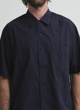 SAGE DE CRET Crinkle Typewriter Short Sleeve Open Collar Shirt | Navy LEO BOUTIQUE