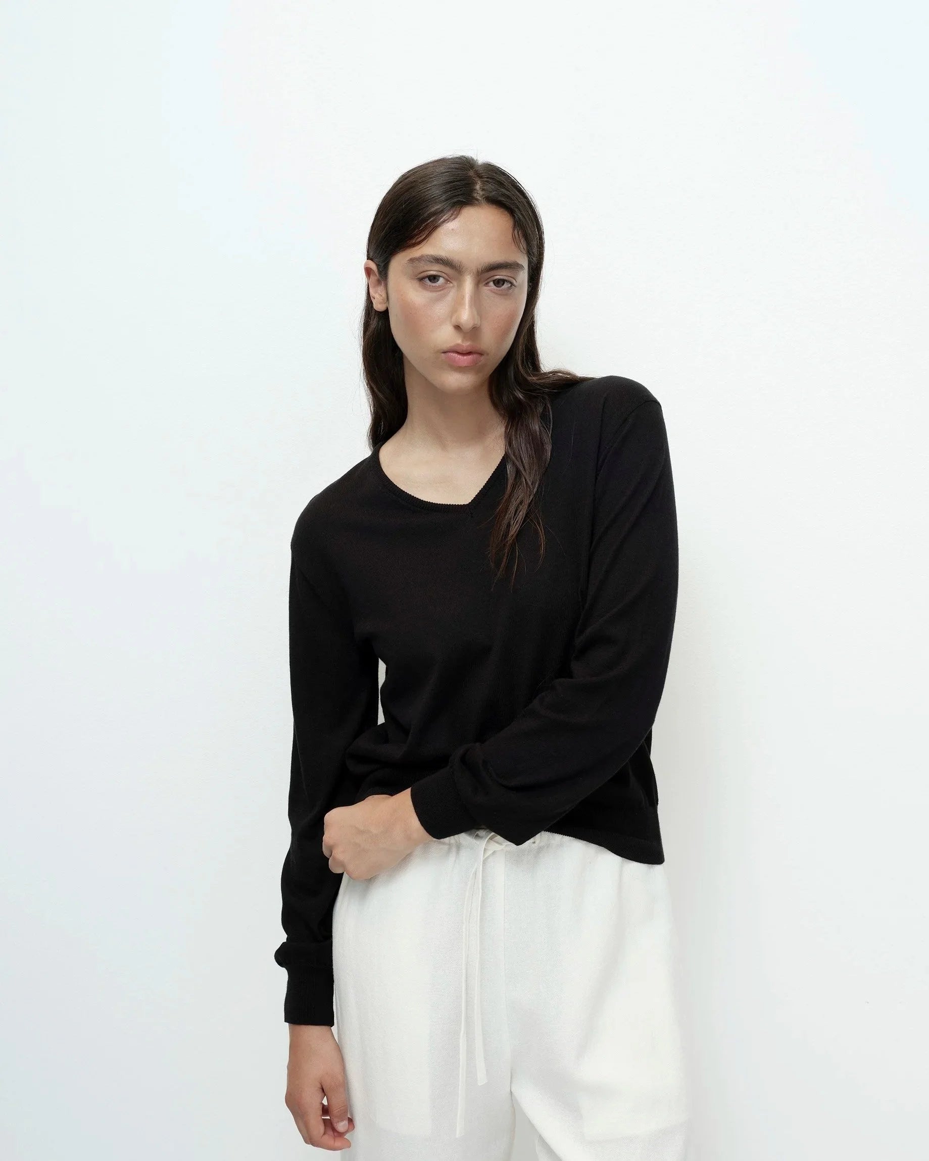 LEO BOUTIQUE Cotton Blend V-Neck Knit Top | Black MIJEONG PARK 