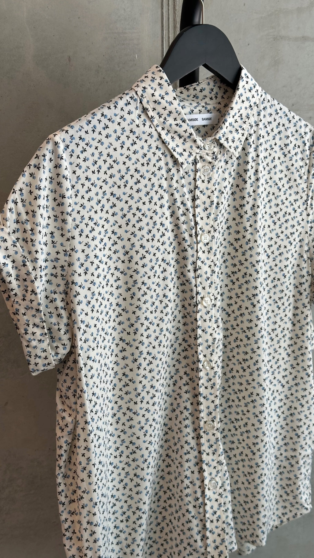 LEO RELOVED SAMSØE SAMSØE S White with navy blue floral pattern