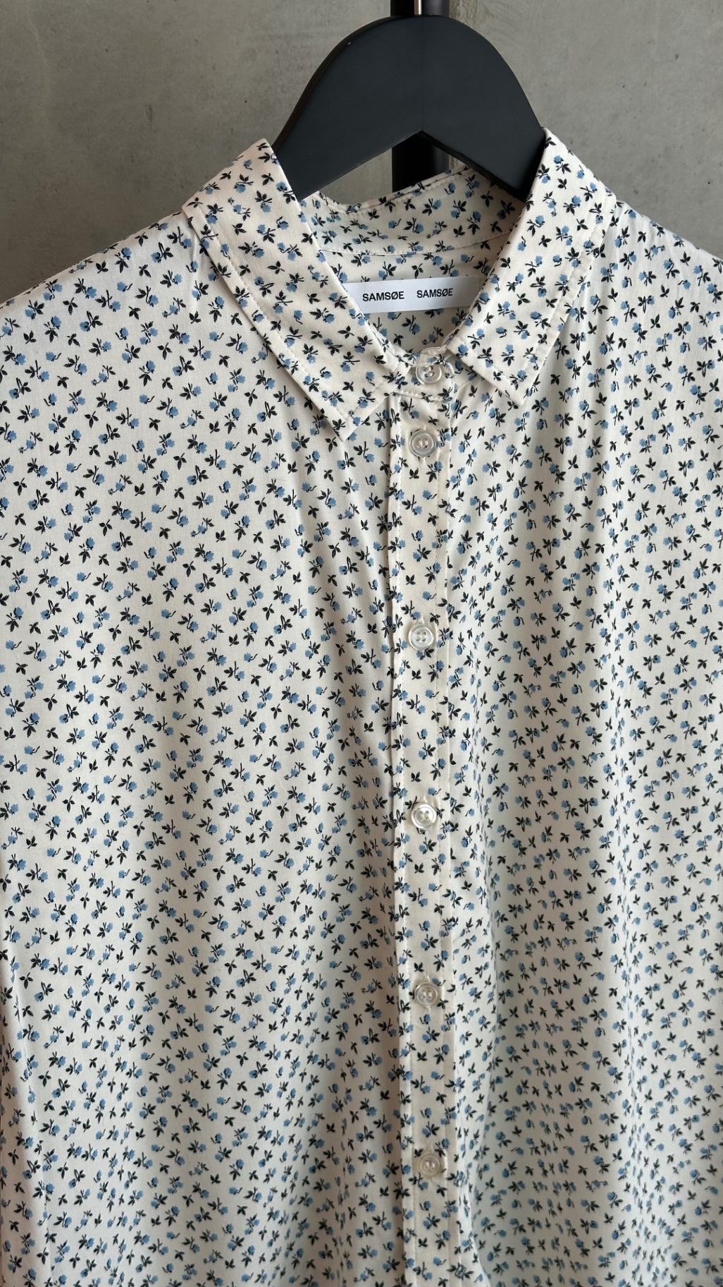 LEO RELOVED SAMSØE SAMSØE S White with navy blue floral pattern
