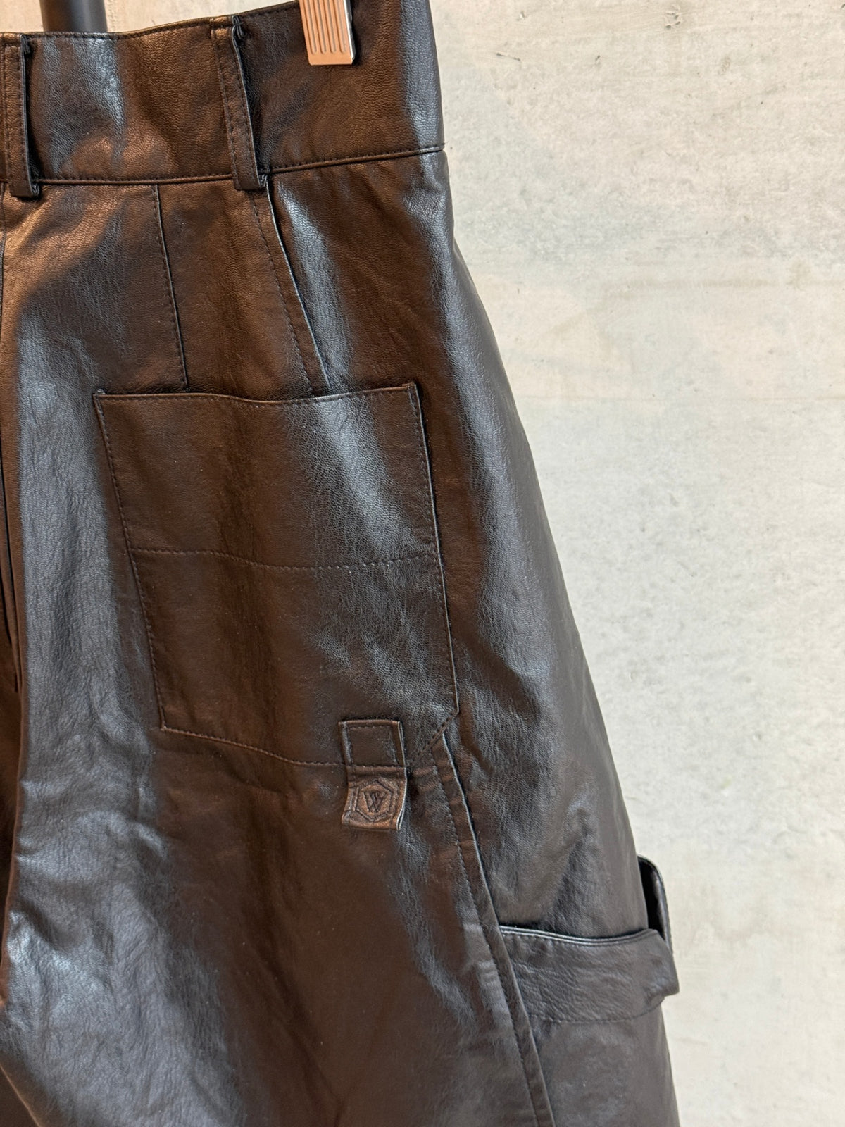 LEO RELOVED S Black WNDERKAMMER