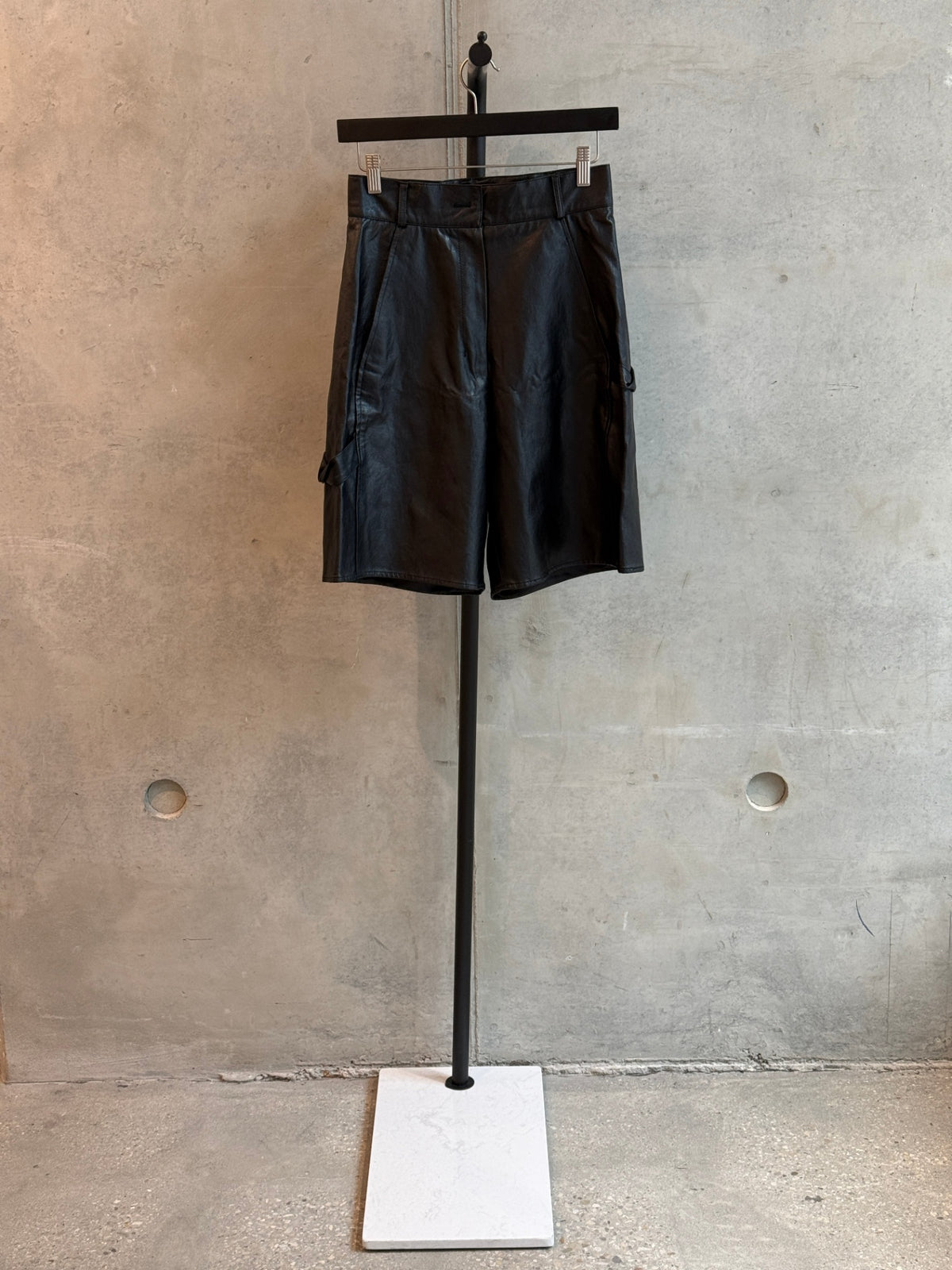LEO RELOVED S Black WNDERKAMMER