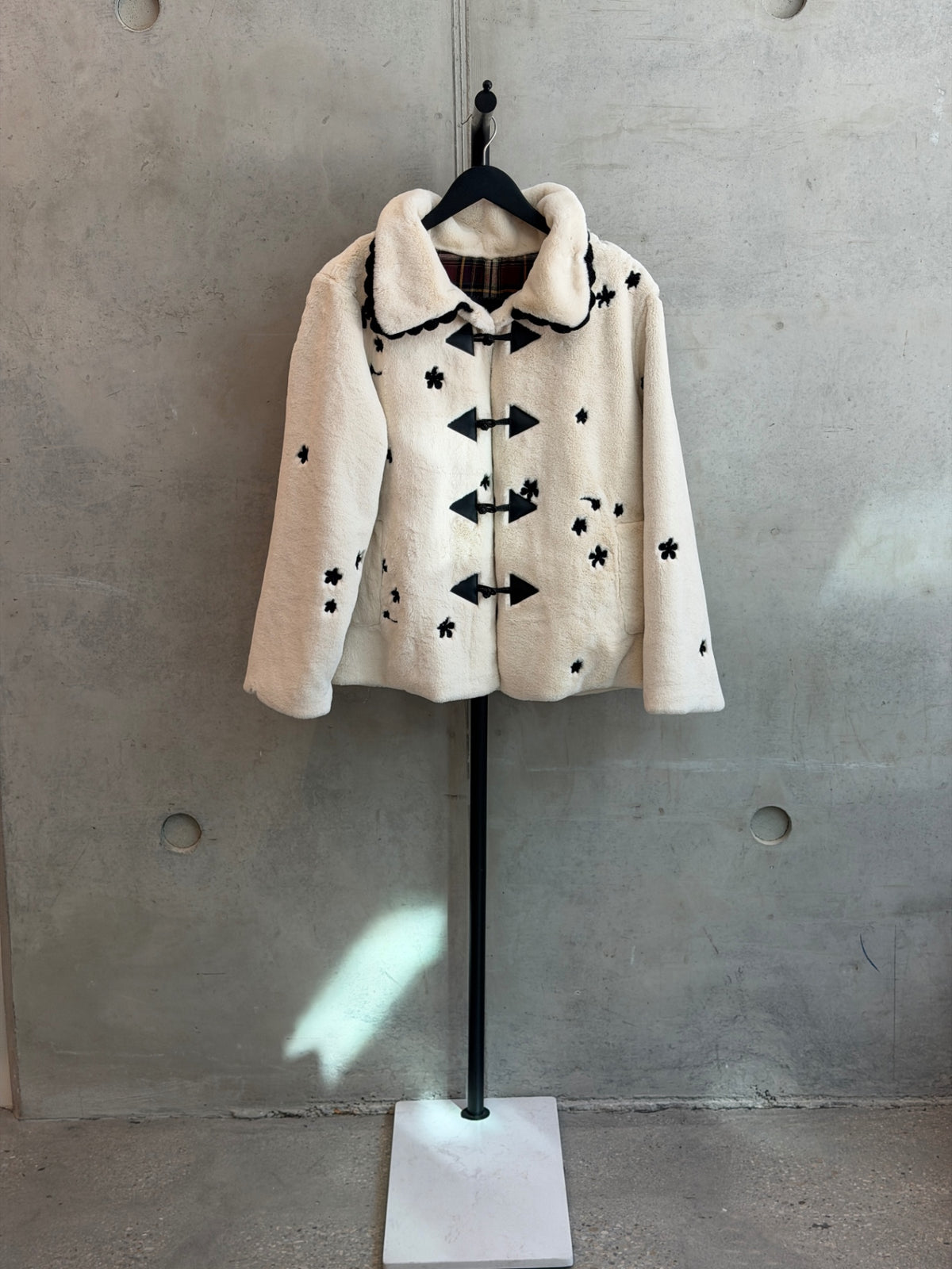 LEO RELOVED M Cream With Black Embroidery TACH