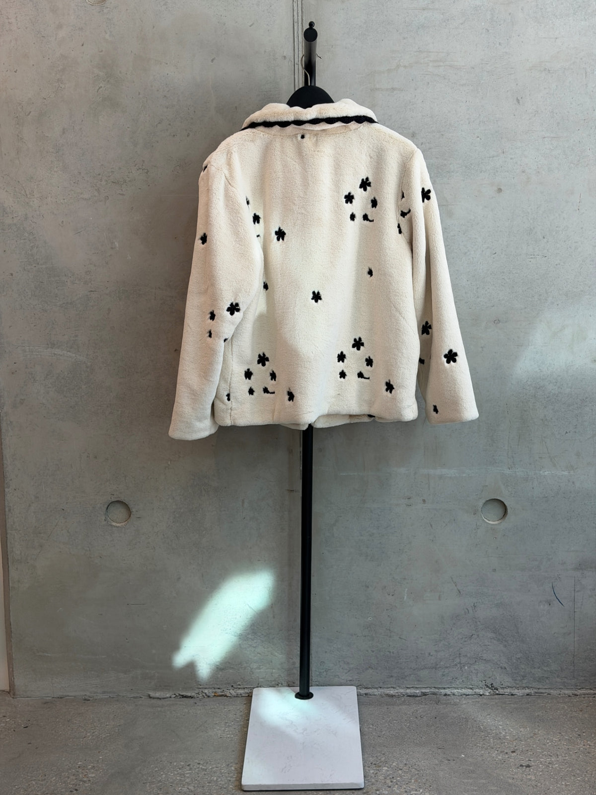 LEO RELOVED M Cream With Black Embroidery TACH
