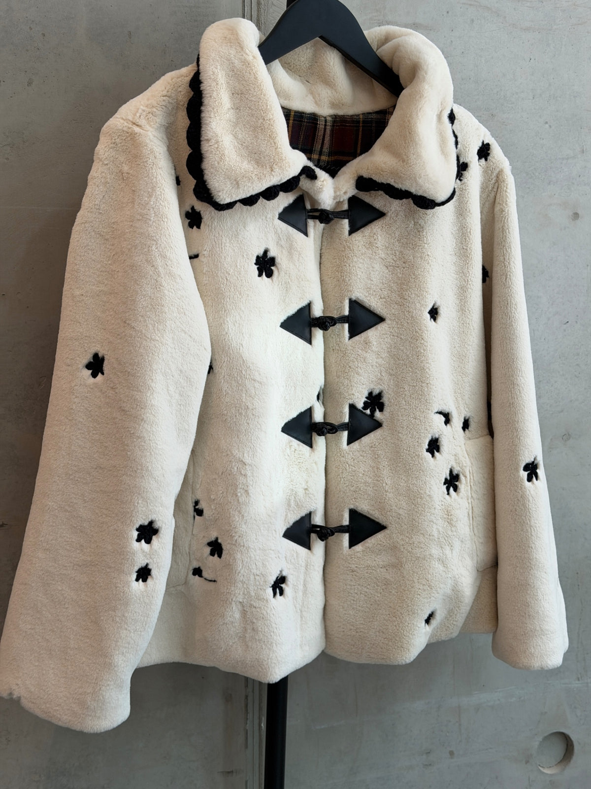 LEO RELOVED M Cream With Black Embroidery TACH