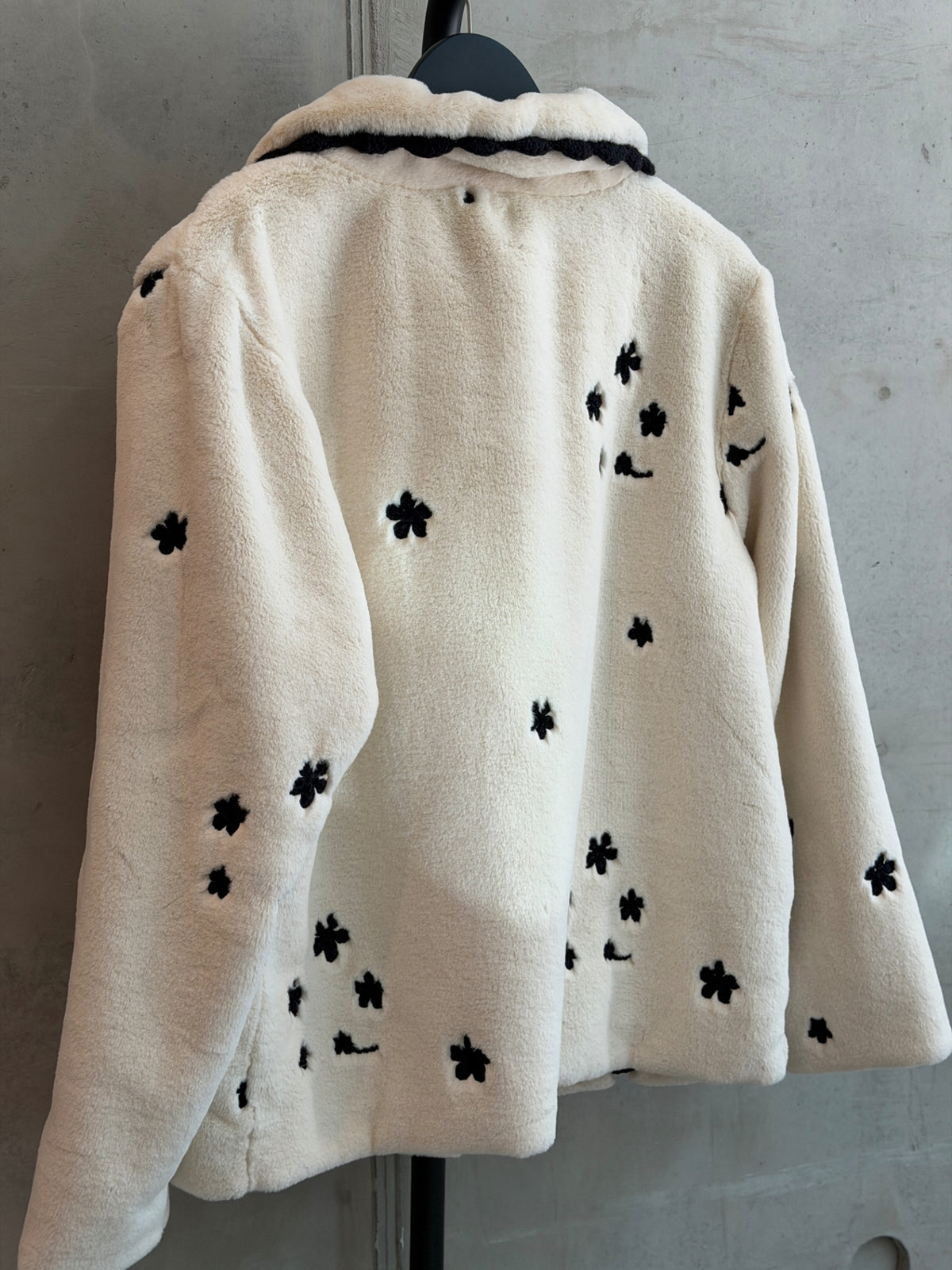 LEO RELOVED M Cream With Black Embroidery TACH