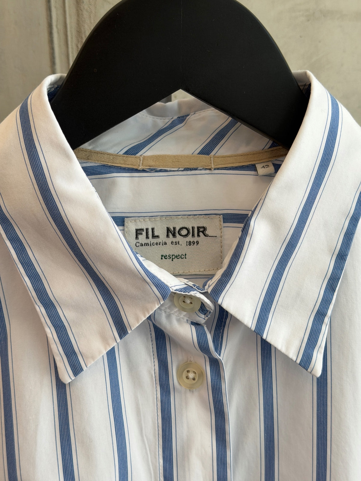 LEO RELOVED 42 White with Blue Stripes Fil Noir