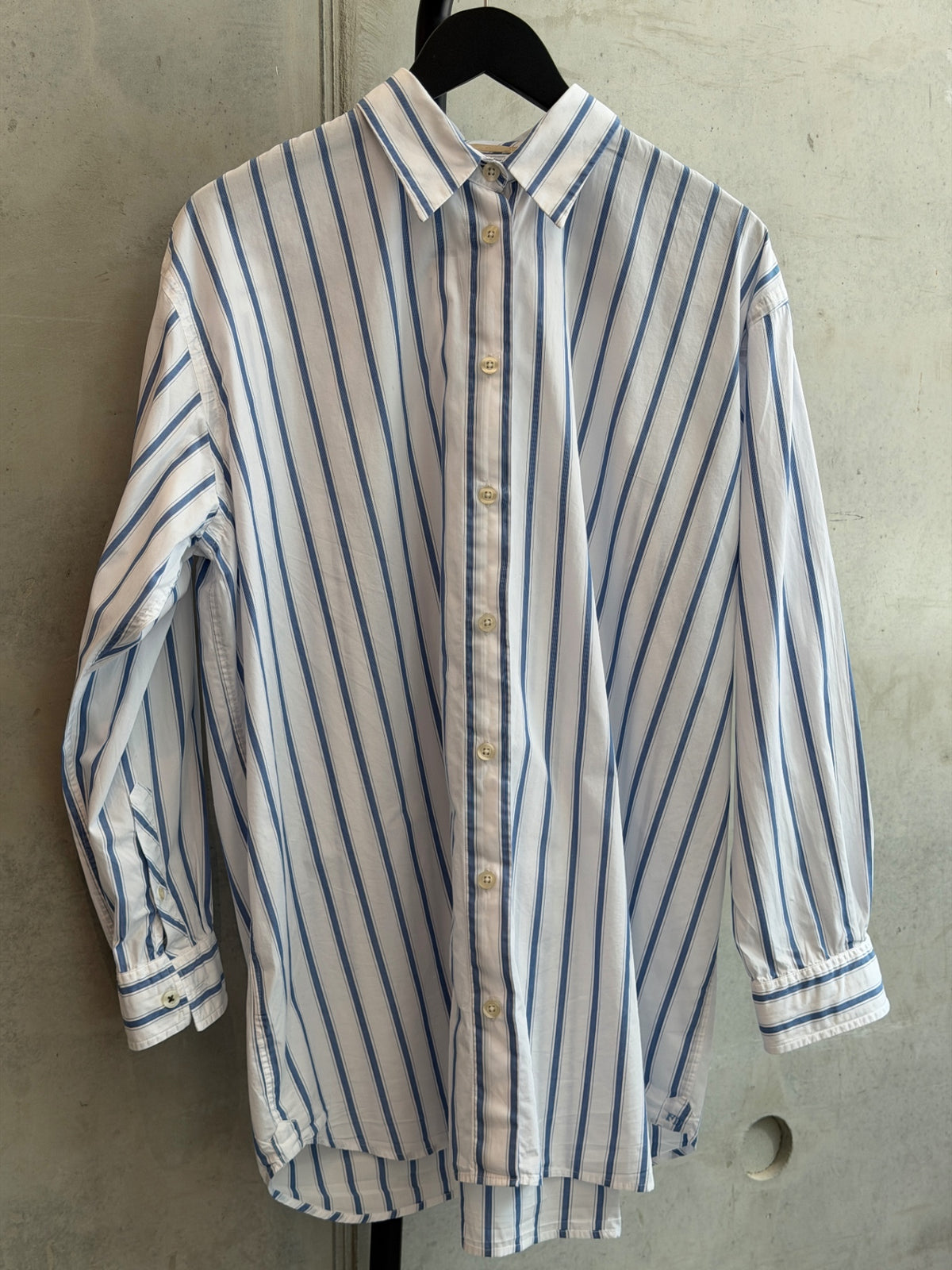 LEO RELOVED 42 White with Blue Stripes Fil Noir