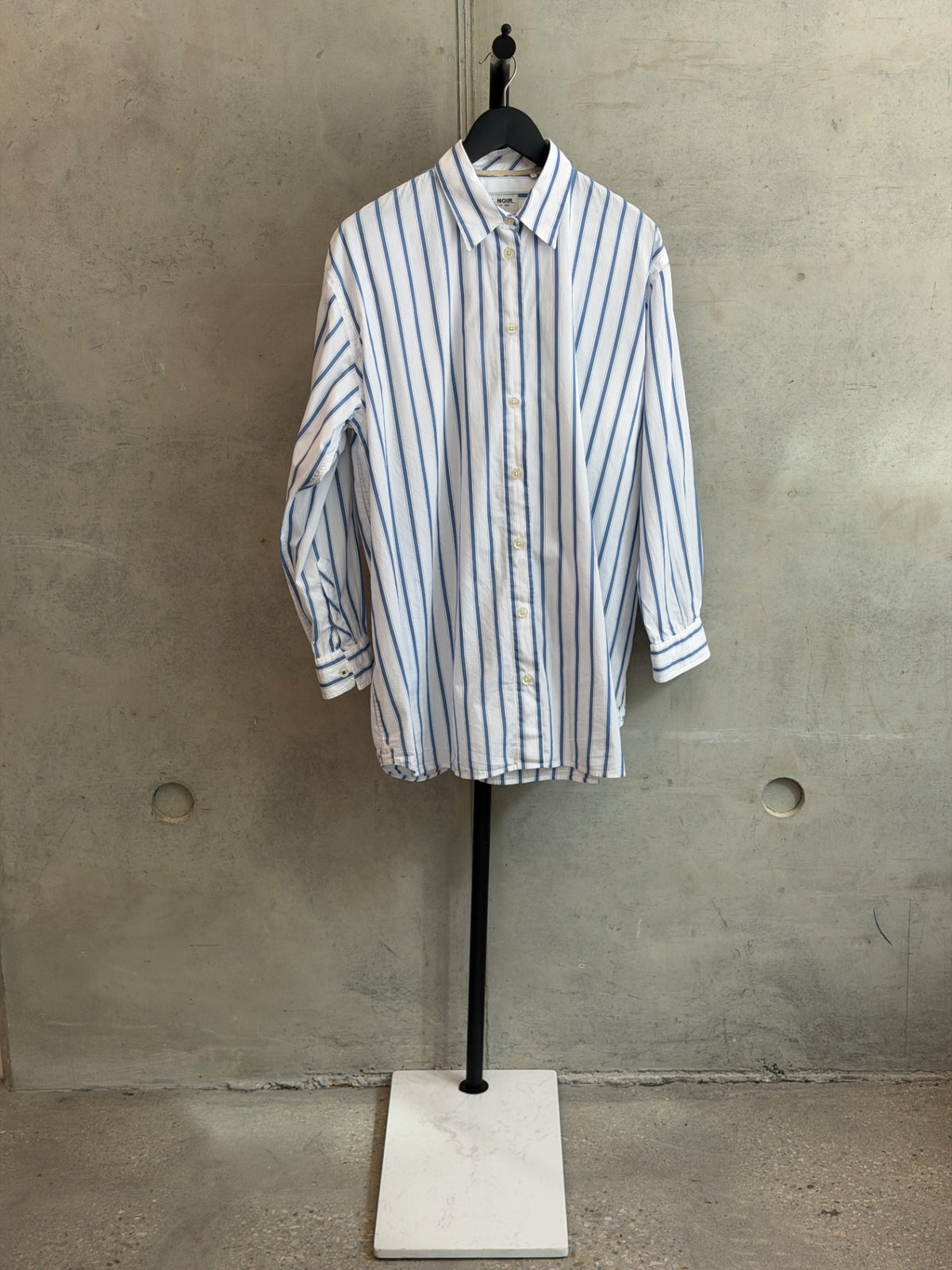 LEO RELOVED 42 White with Blue Stripes Fil Noir