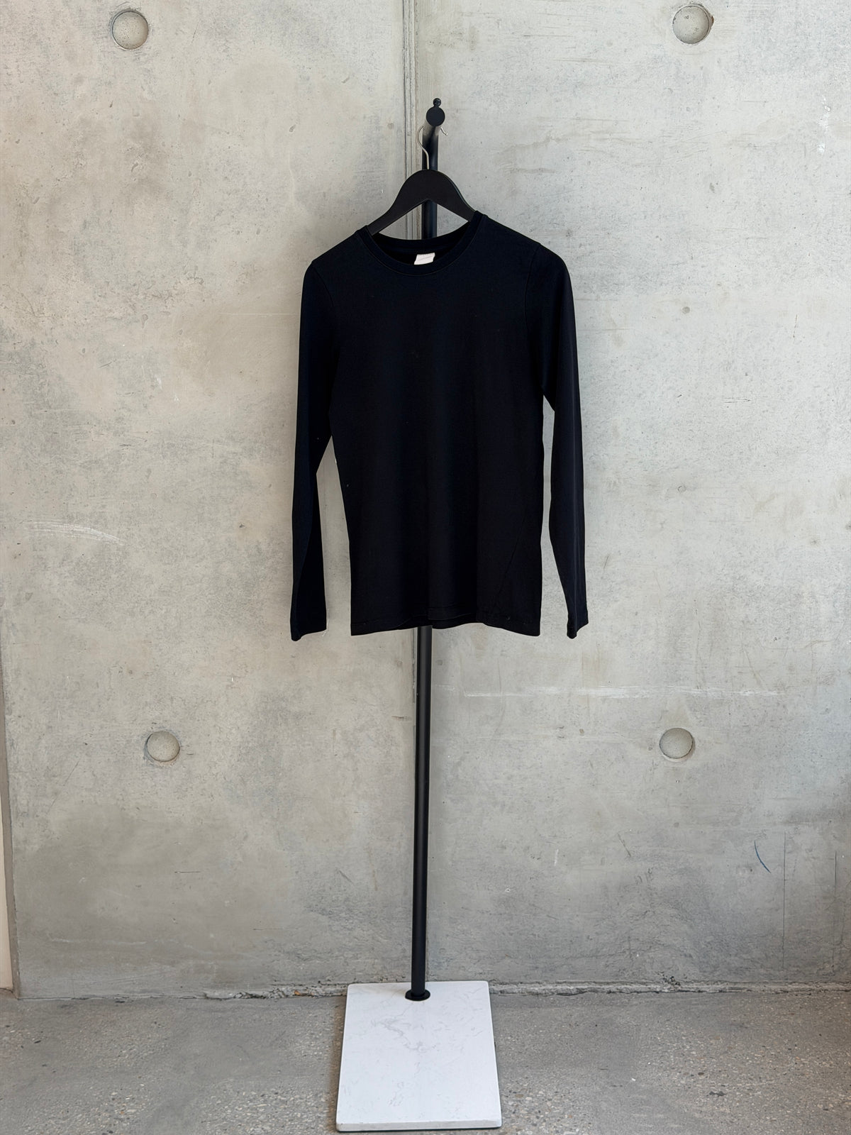 LEO RELOVED S Black L/S Kowtow