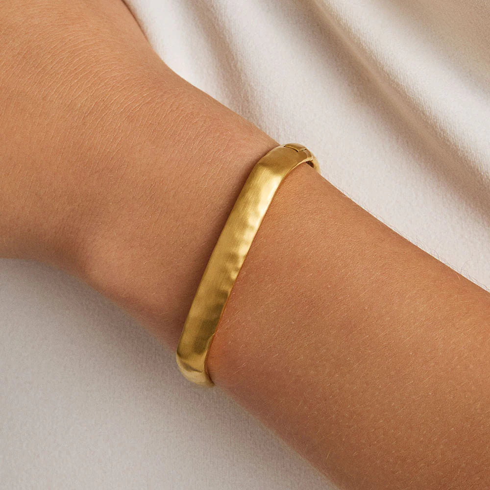 LEO BOUTIQUE Mara Hinged Bangle | Gold DEAN DAVIDSON