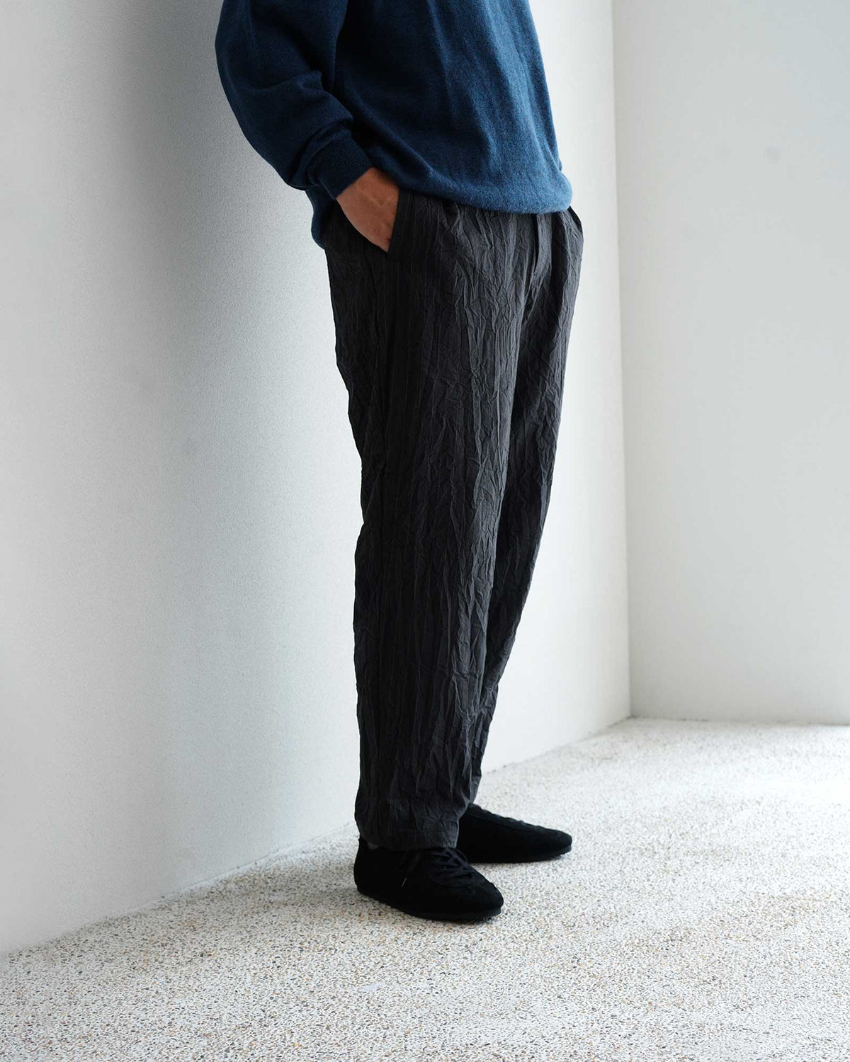 STILL BY HAND Creasy Pleated Pants | Charcoal LEO BOUTIQUE