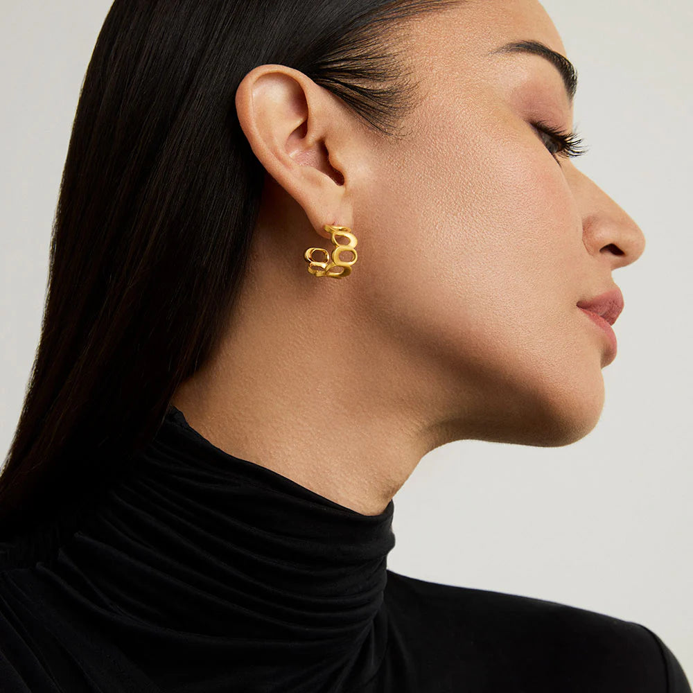 LEO BOUTIQUE Crosby Link Huggie Hoops | Gold E1065-G DEAN DAVIDSON