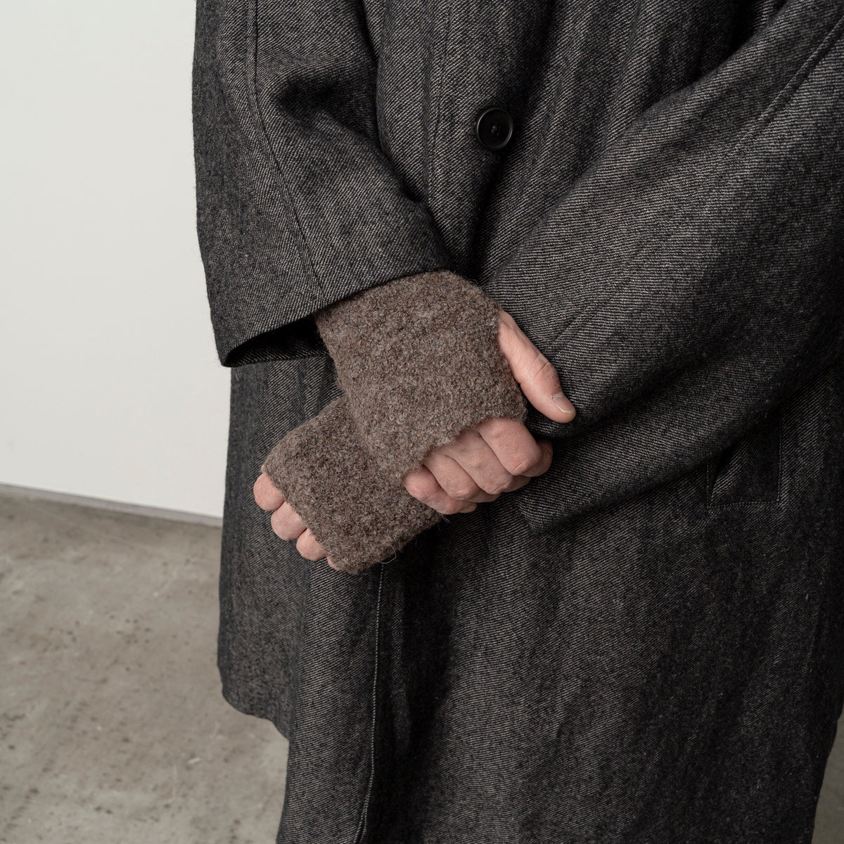 STILL BY HAND Wrist Warmer | Charcoal LEO BOUTIQUE