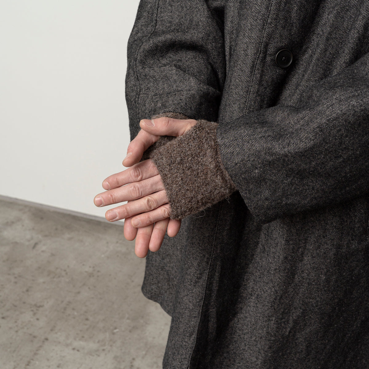 STILL BY HAND Wrist Warmer | Charcoal LEO BOUTIQUE