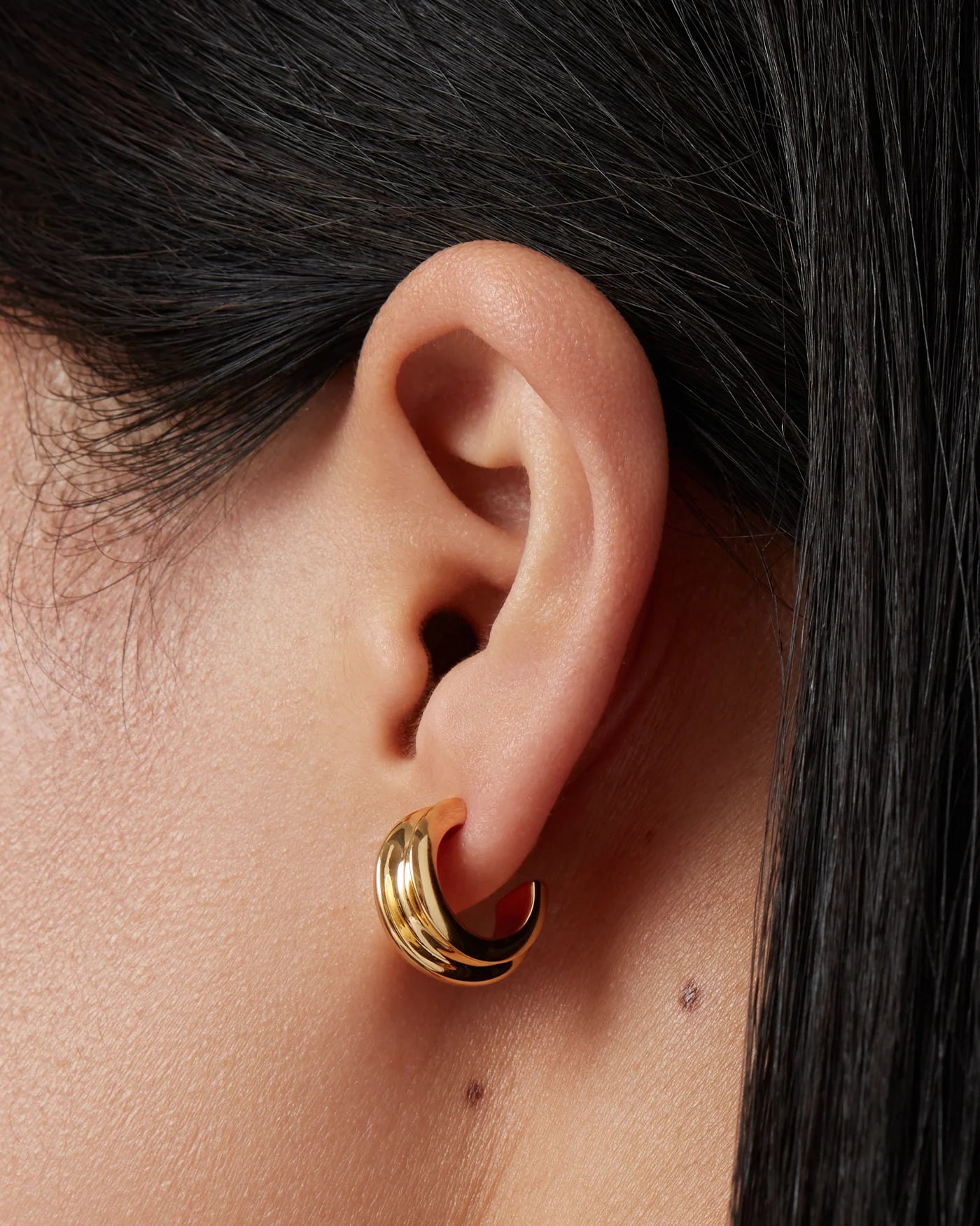 LEO BOUTIQUE Mini Lennon Hoop Earrings | Gold JENNYBIRD