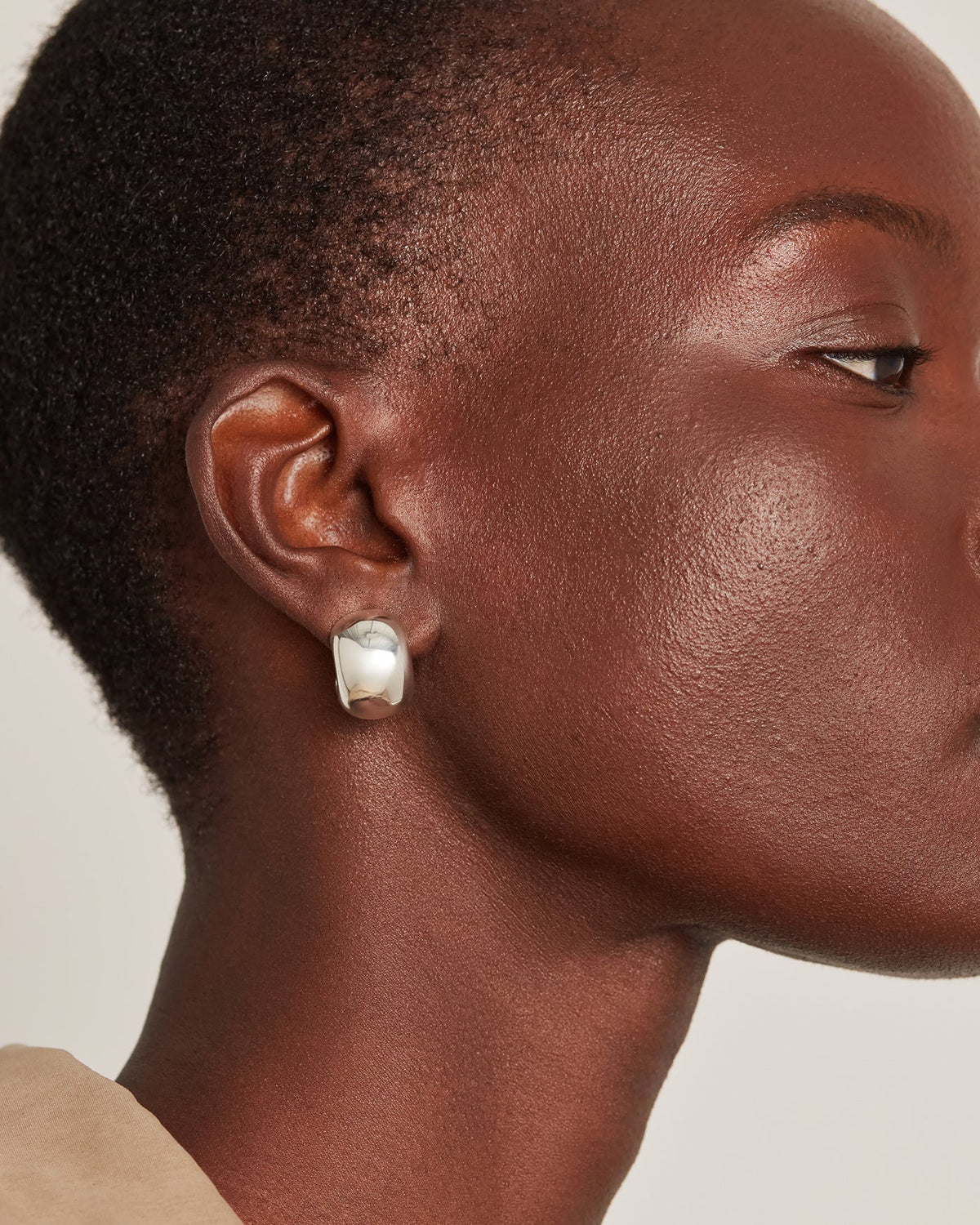 LEO BOUTIQUE Small Gemma Hoops | Silver JENNYBIRD 