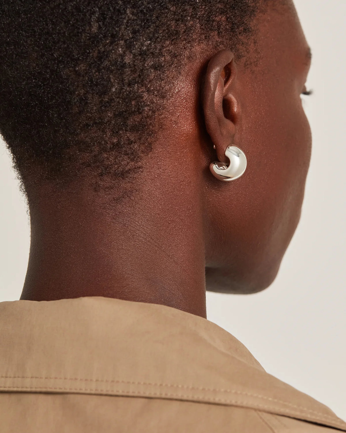 LEO BOUTIQUE Small Gemma Hoops | Silver JENNYBIRD 