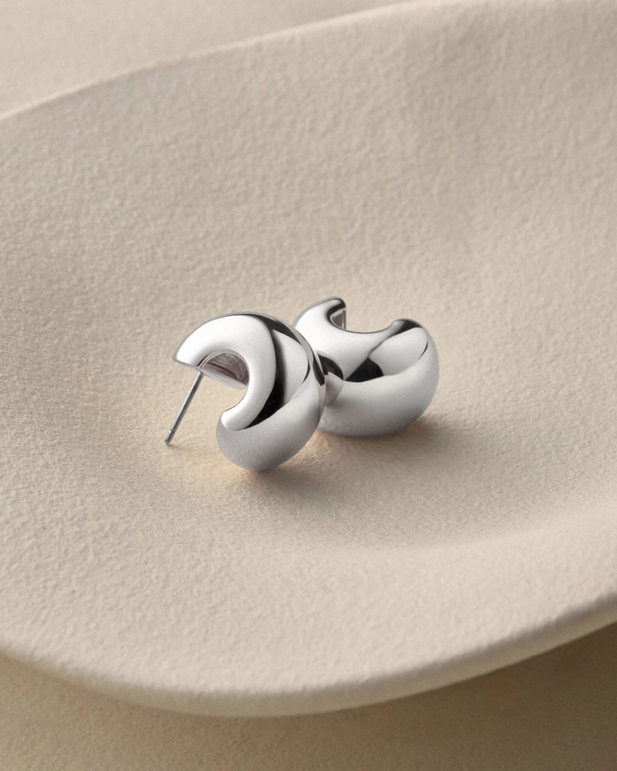 LEO BOUTIQUE Small Gemma Hoops | Silver JENNYBIRD 