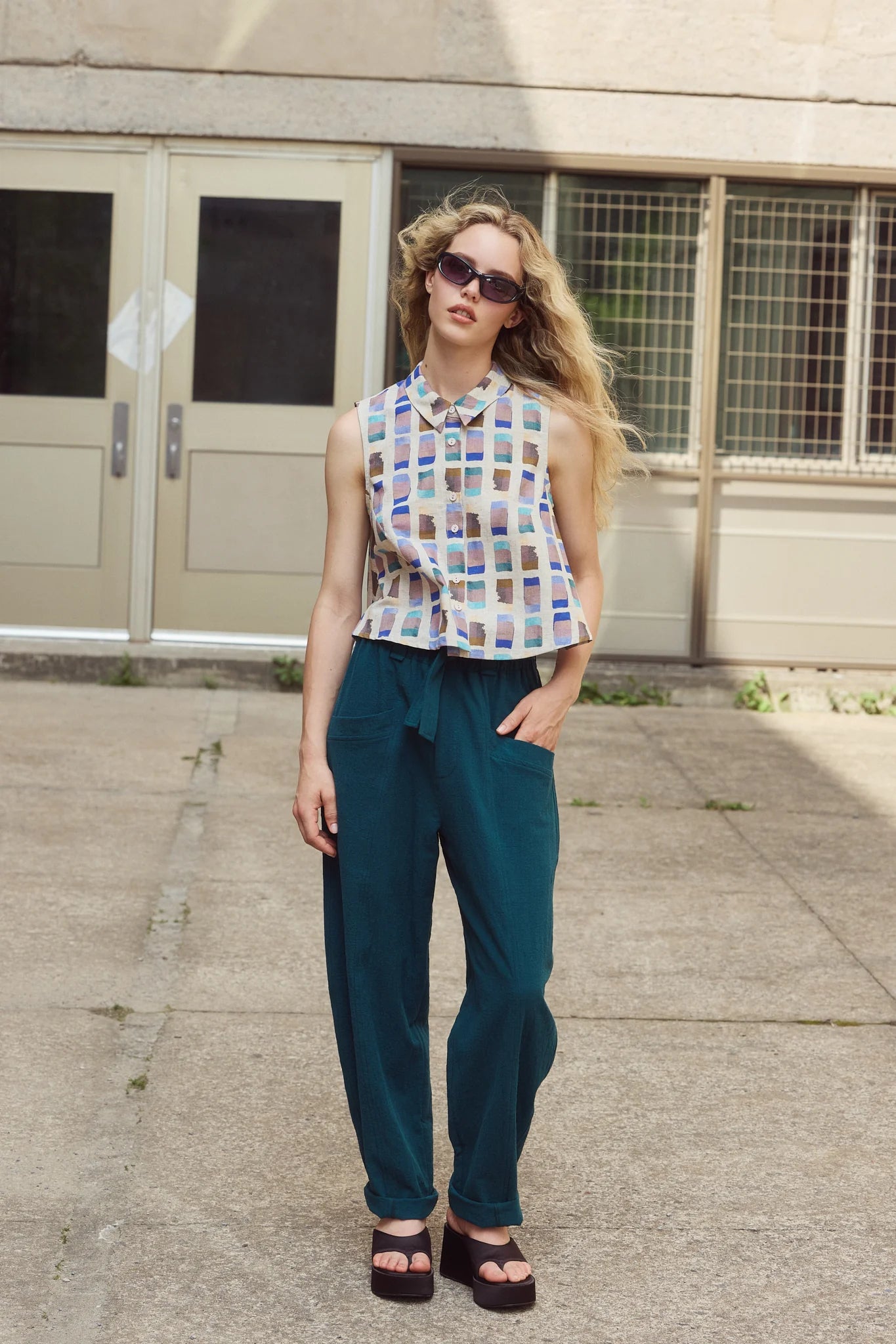 LEO BOUTIQUE Nikki Printed Sleeveless Top | Blue Gold EVE GRAVEL