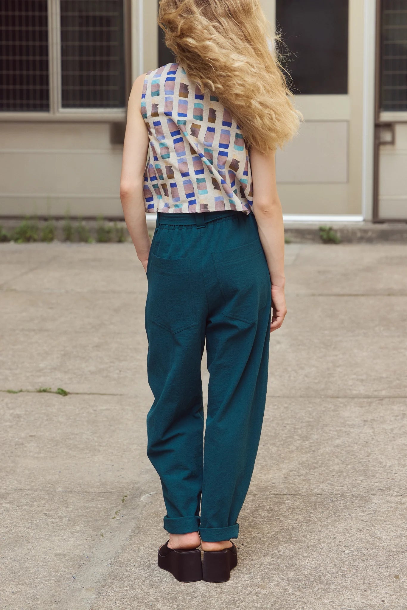 LEO BOUTIQUE Nikki Printed Sleeveless Top | Blue Gold EVE GRAVEL