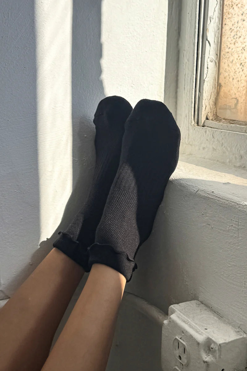 LE BON SHOPPE Ruffled Hugger Crew Socks | Black LEO BOUTIQUE