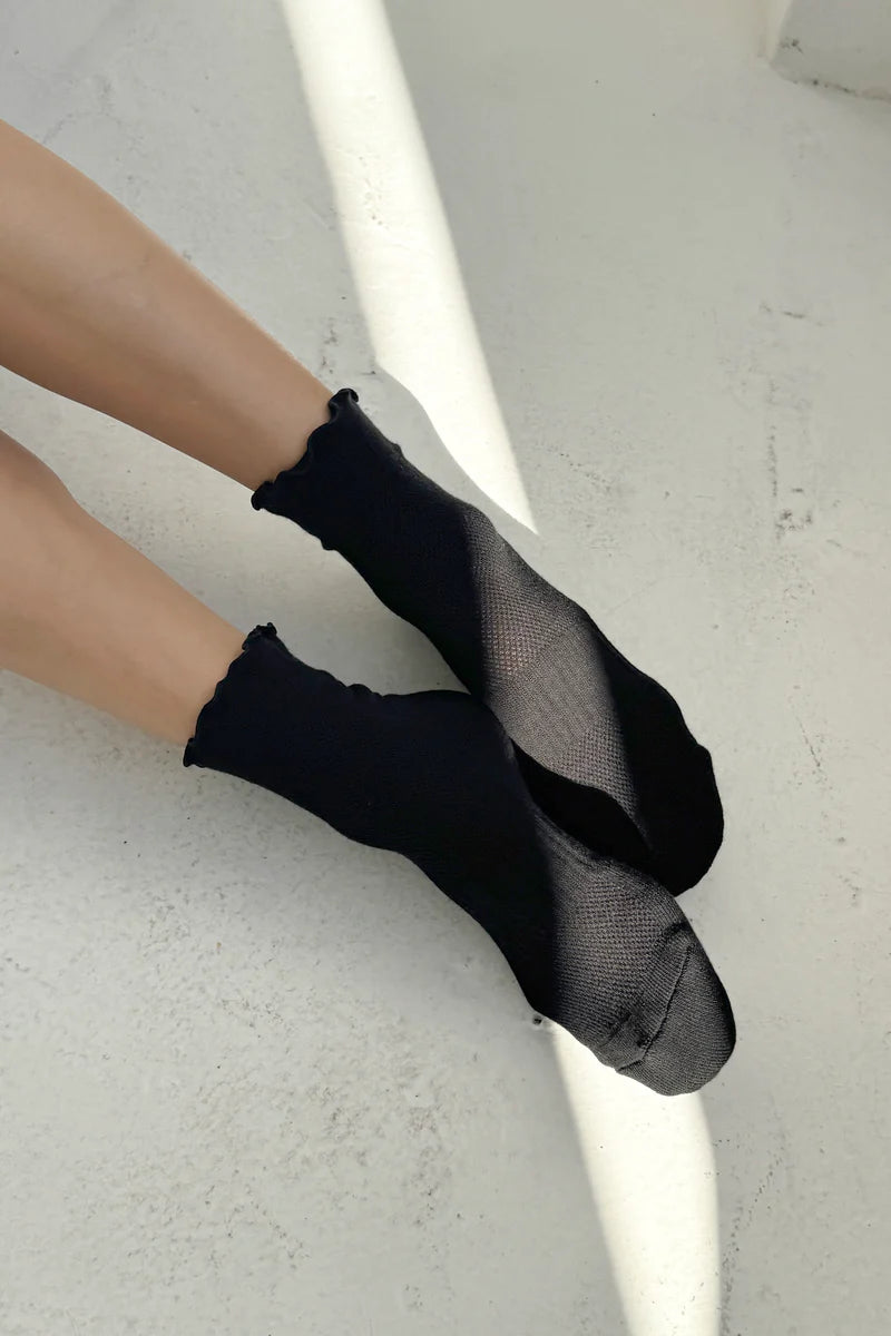 LE BON SHOPPE Ruffled Hugger Crew Socks | Black LEO BOUTIQUE