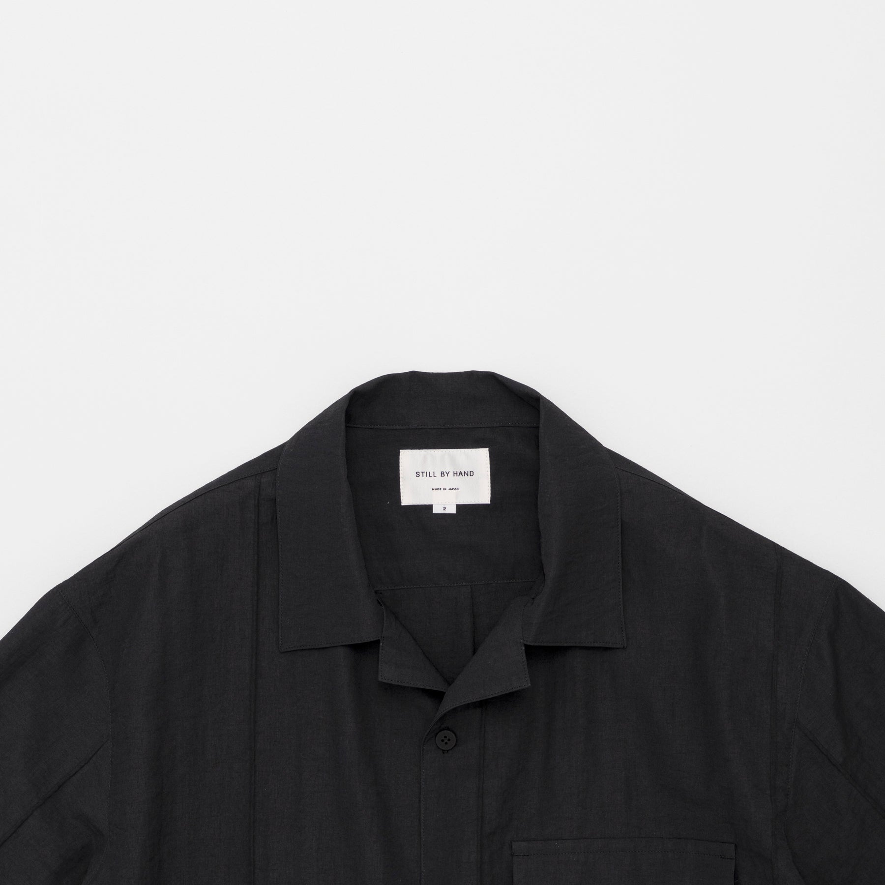 STILL BY HAND Pin tuck half sleeve shirt | Charcoal LEO BOUTIQUE