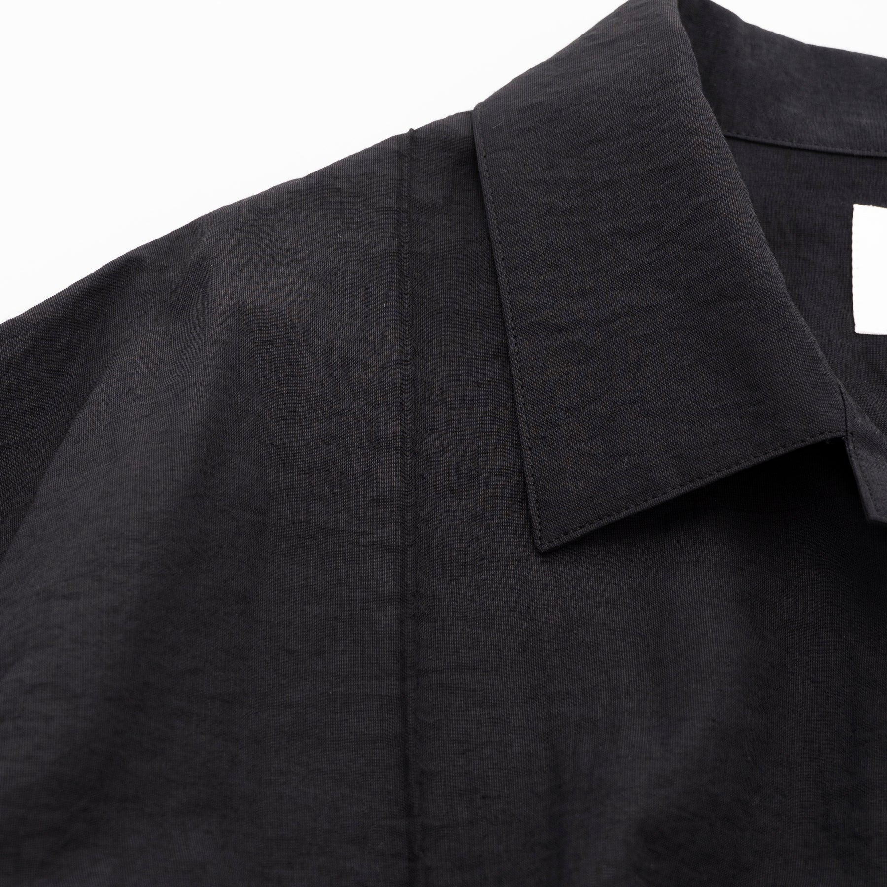 STILL BY HAND Pin tuck half sleeve shirt | Charcoal LEO BOUTIQUE