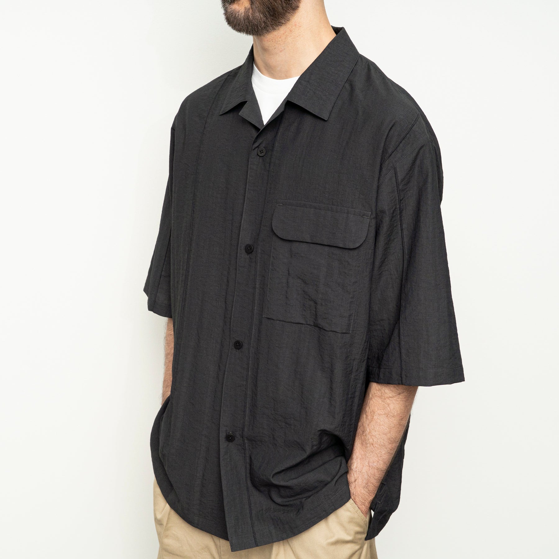 STILL BY HAND Pin tuck half sleeve shirt | Charcoal LEO BOUTIQUE