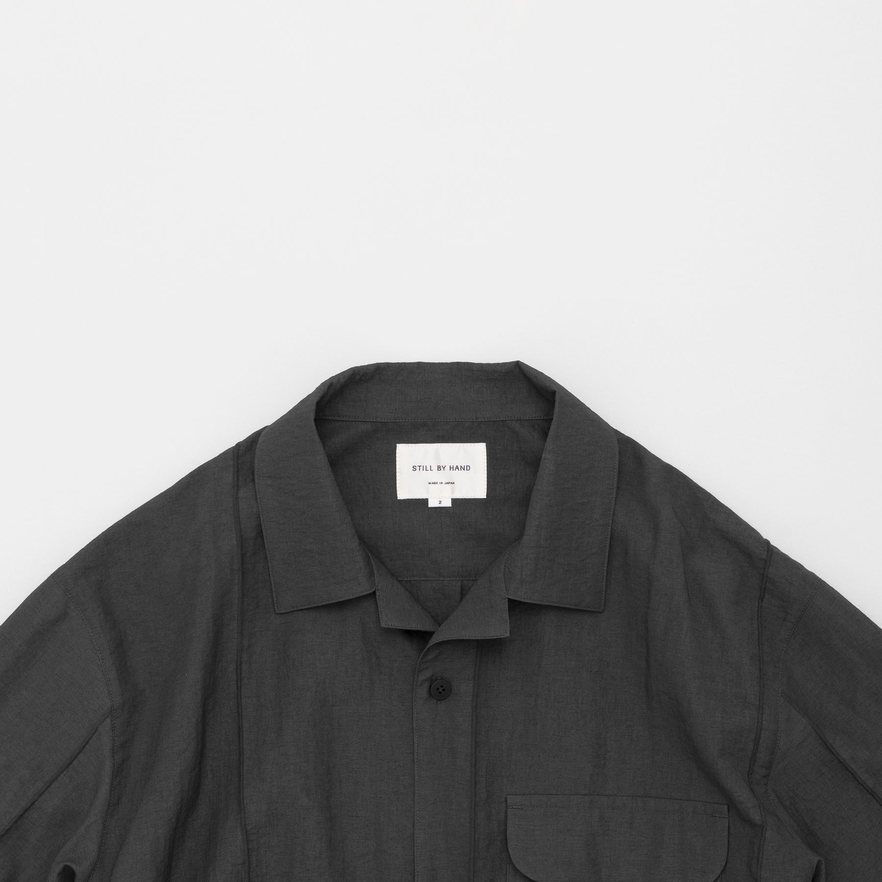 STILL BY HAND Pin tuck half sleeve shirt | Charcoal LEO BOUTIQUE