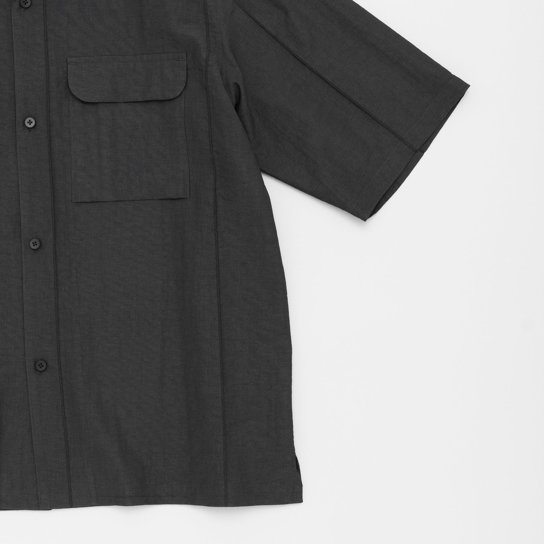 STILL BY HAND Pin tuck half sleeve shirt | Charcoal LEO BOUTIQUE