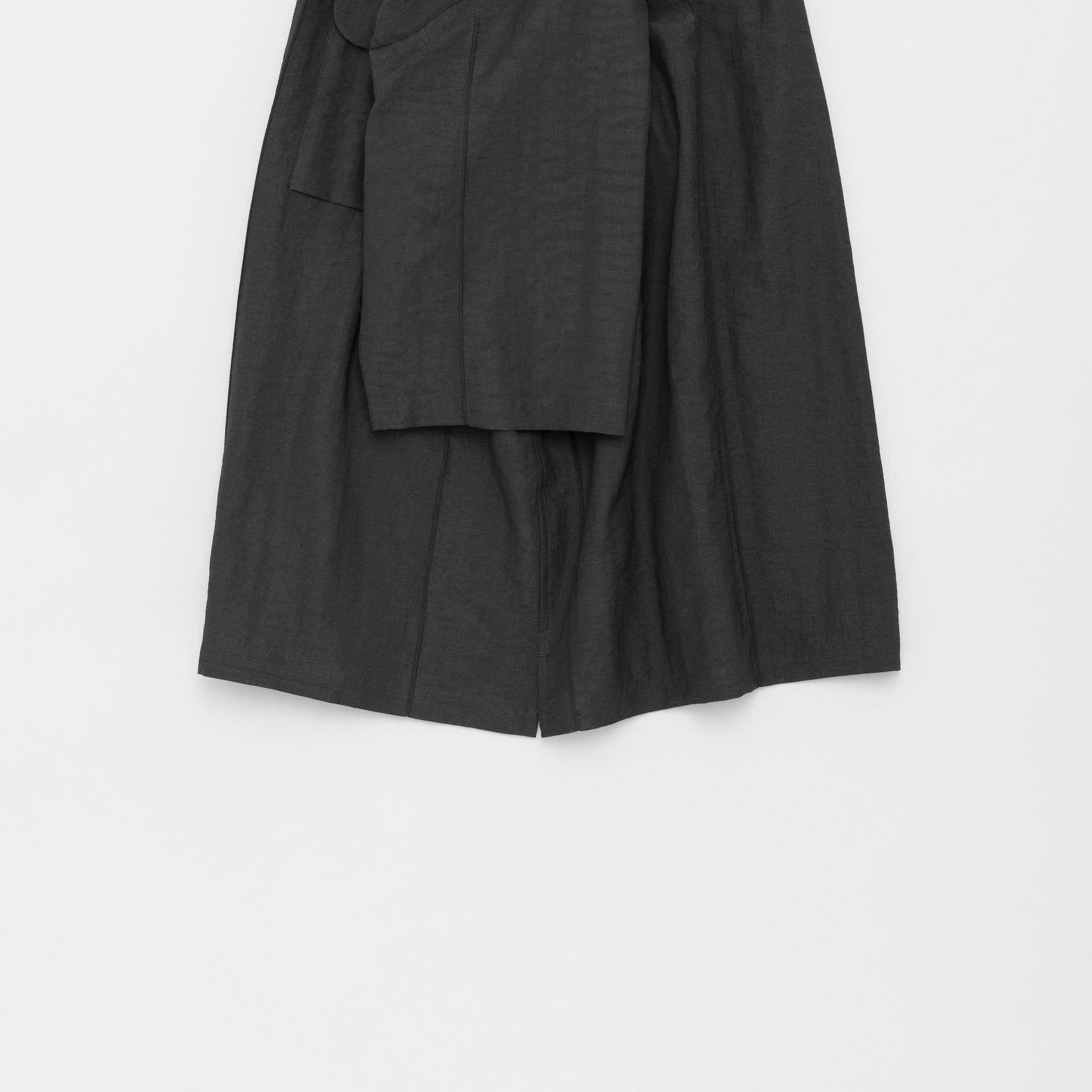 STILL BY HAND Pin tuck half sleeve shirt | Charcoal LEO BOUTIQUE