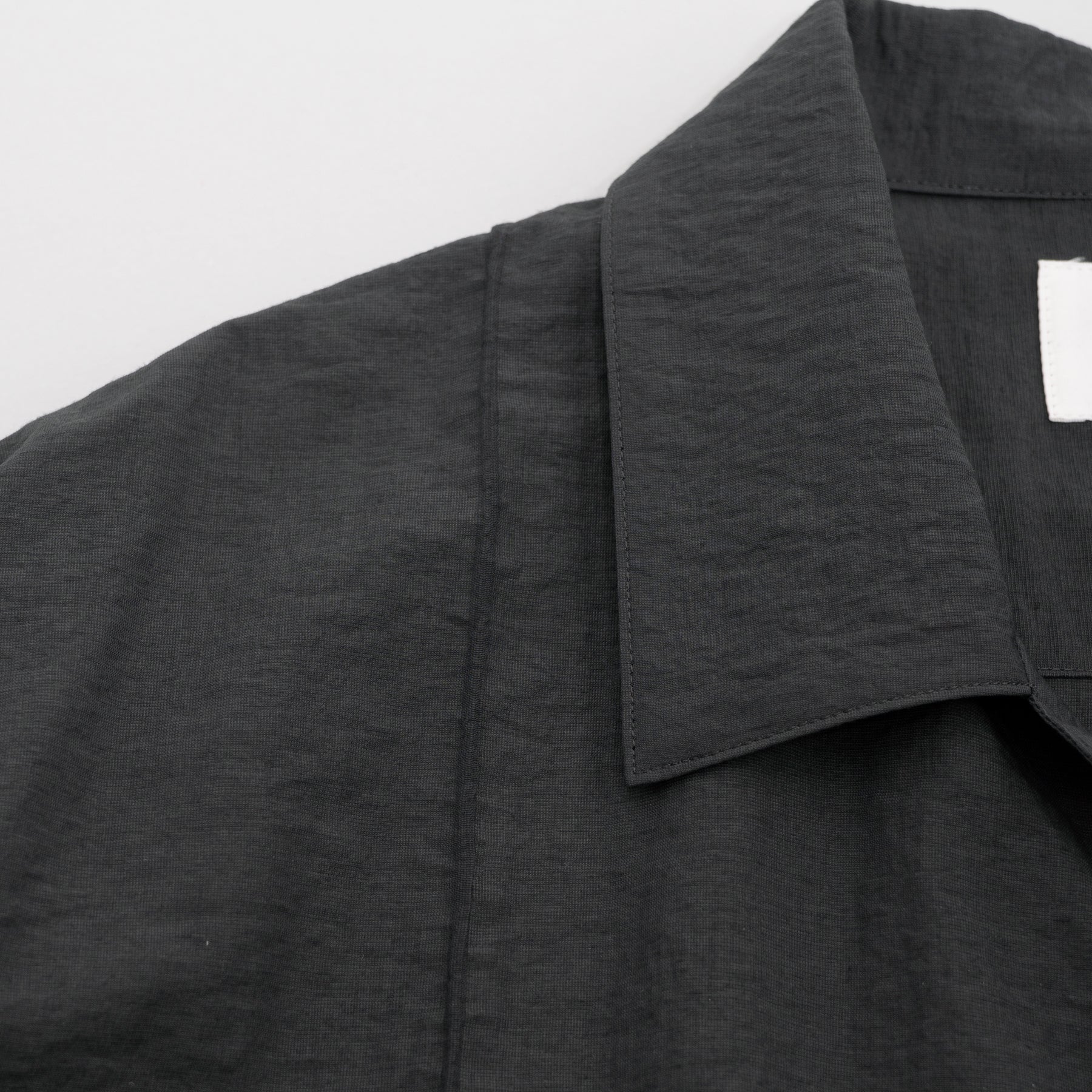 STILL BY HAND Pin tuck half sleeve shirt | Charcoal LEO BOUTIQUE