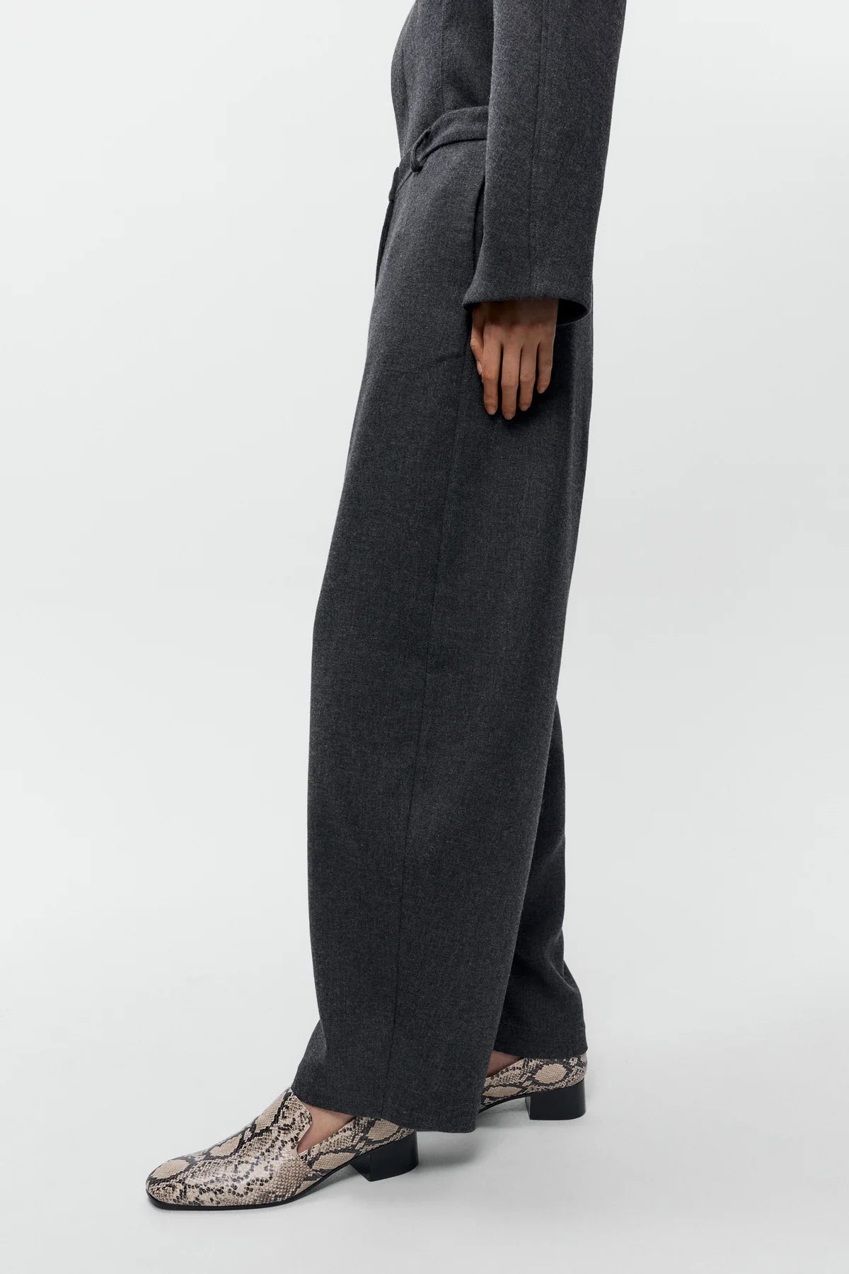 LEO BOUTIQUE Wool Curved Pants | Anthracite CORDERA