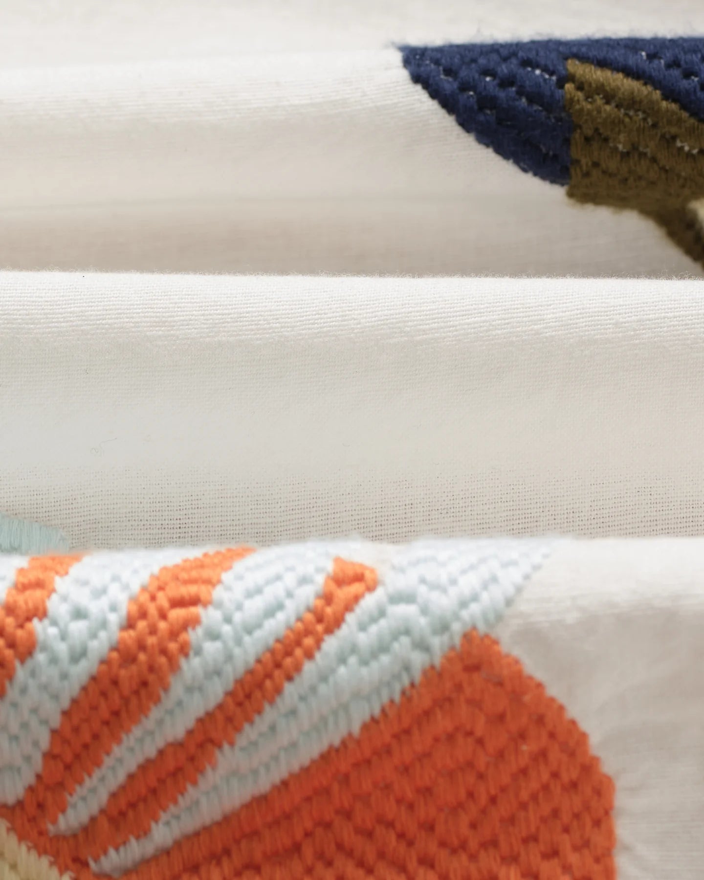 WAX LONDON Didcot Shirt | Chunky Stitch Flower Ecru/Multi LEO BOUTIQUE