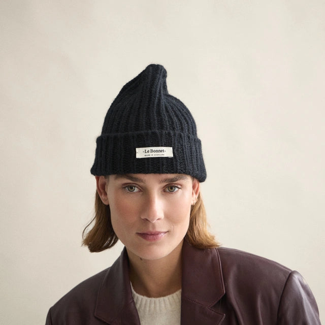 LE BONNET Logo Beanie | Onyx LEO BOUTIQUE