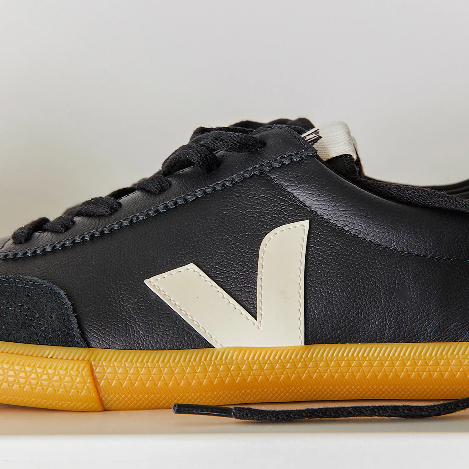 VEJA Volley O.T Leather (W) | Black Pierre LEO BOUTIQUE